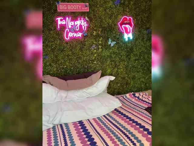 SarenaSoThick webcam