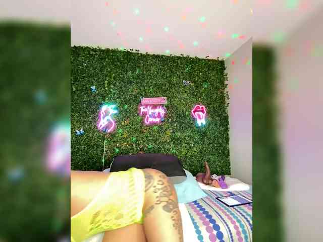 SarenaSoThick webcam