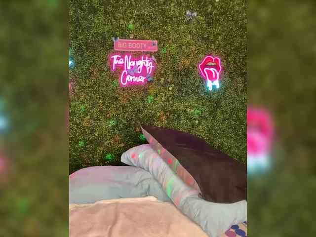 SarenaSoThick webcam