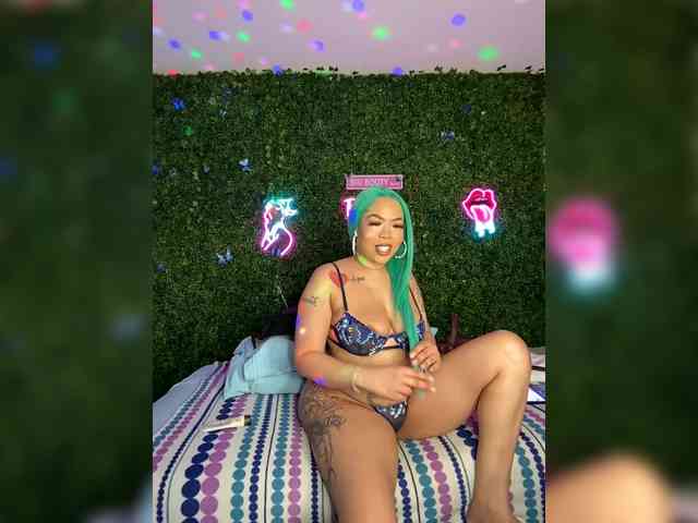 SarenaSoThick webcam