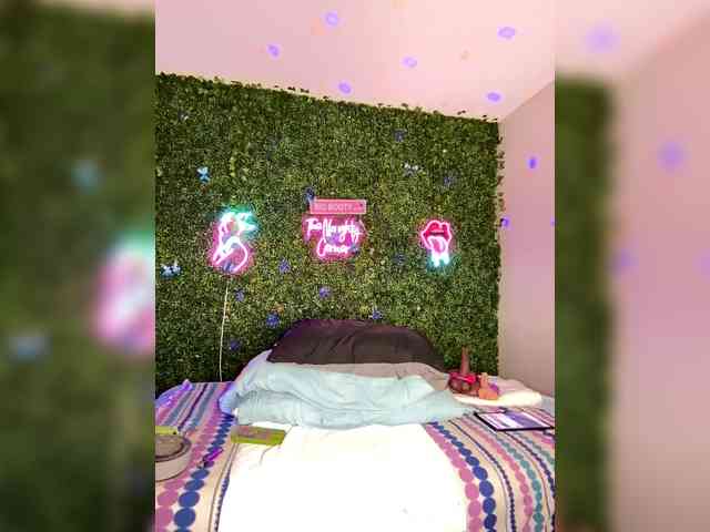 SarenaSoThick webcam