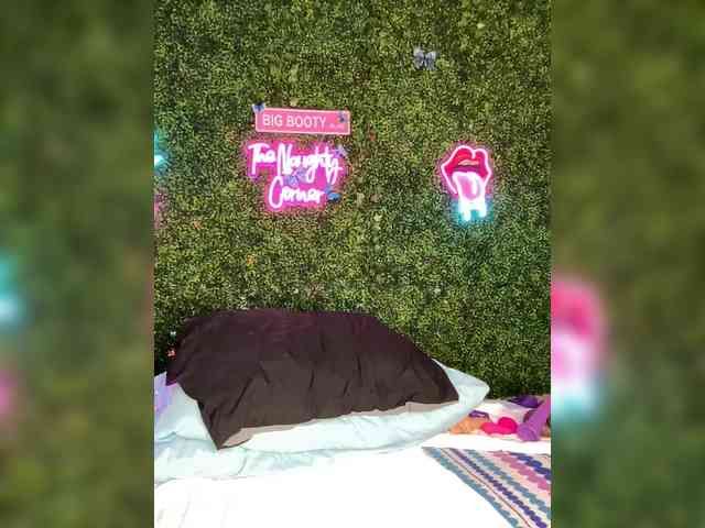 SarenaSoThick webcam