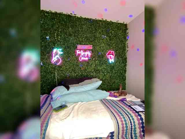 SarenaSoThick webcam