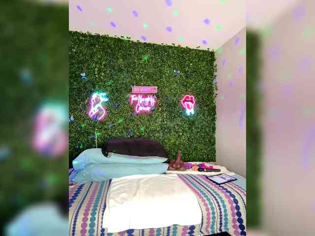 SarenaSoThick webcam