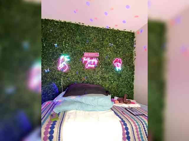 SarenaSoThick webcam