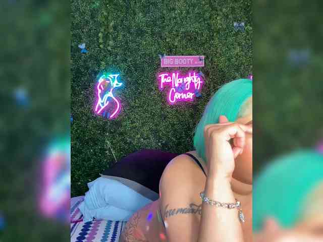 SarenaSoThick webcam