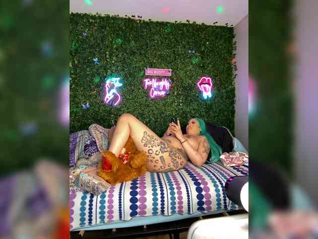 SarenaSoThick webcam