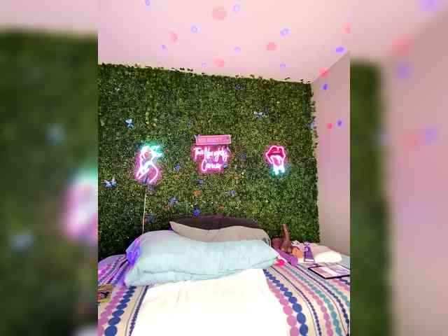 SarenaSoThick webcam