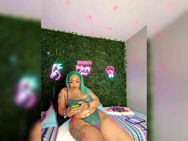 SarenaSoThick webcam