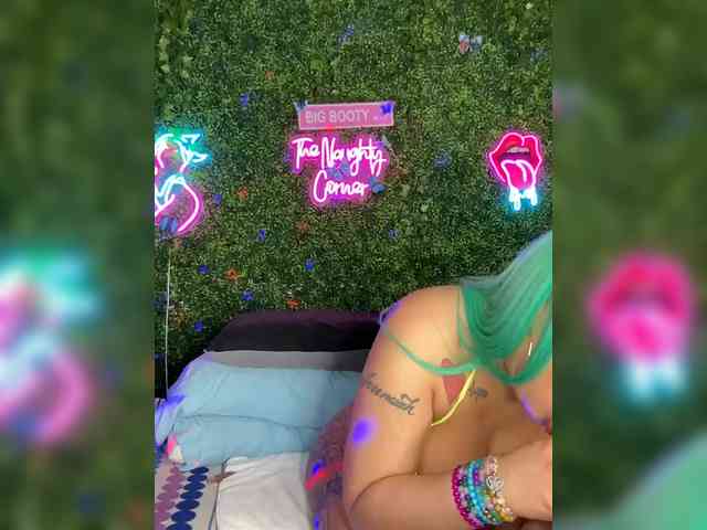 SarenaSoThick webcam