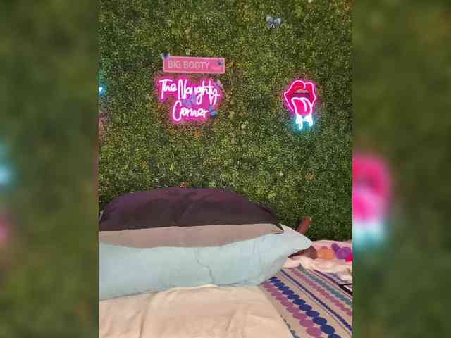 SarenaSoThick webcam