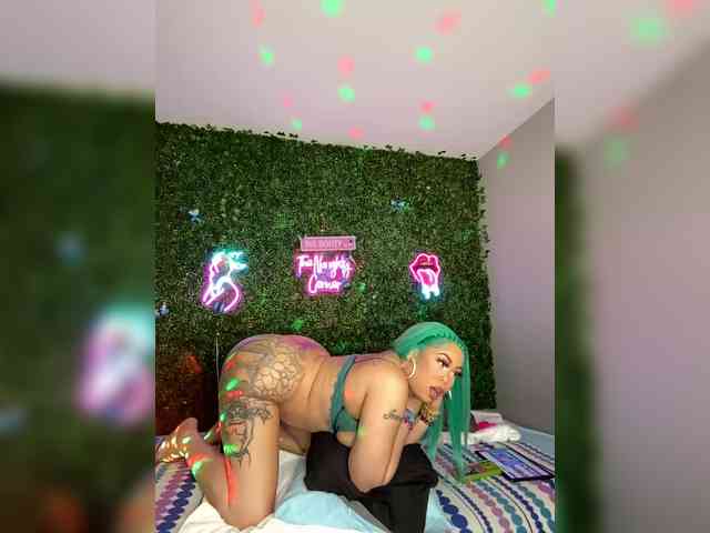 SarenaSoThick webcam