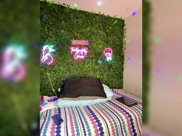 SarenaSoThick webcam