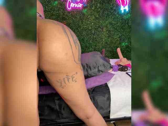 SarenaSoThick webcam