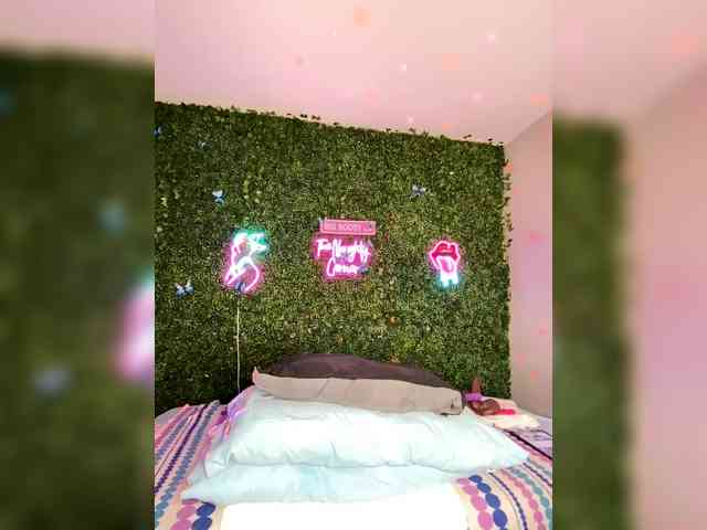 SarenaSoThick webcam