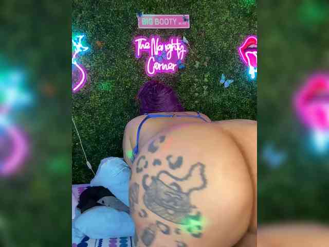 SarenaSoThick webcam