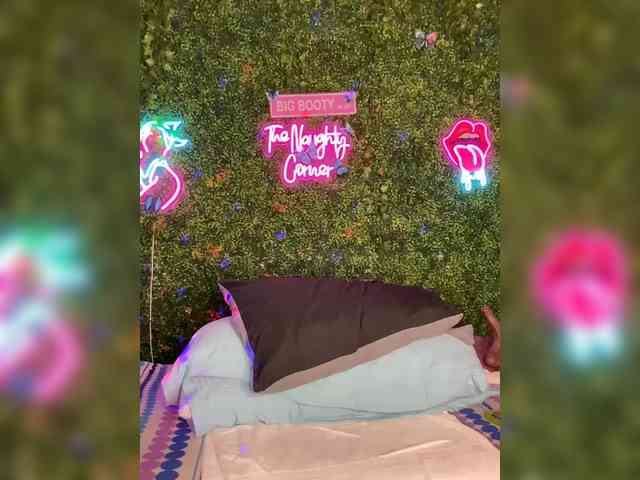 SarenaSoThick webcam