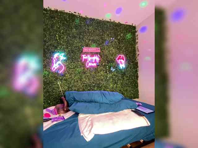 SarenaSoThick webcam