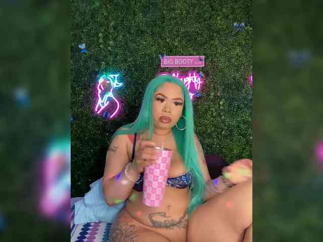 SarenaSoThick webcam