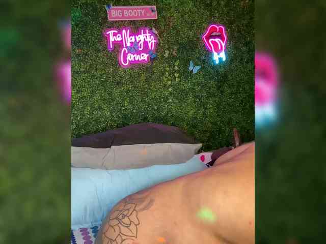 SarenaSoThick webcam