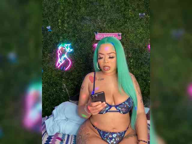 SarenaSoThick webcam