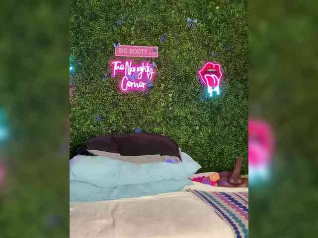 SarenaSoThick webcam