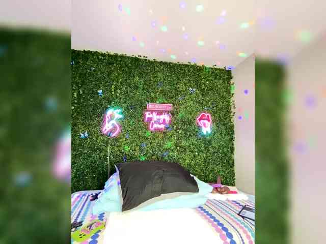 SarenaSoThick webcam