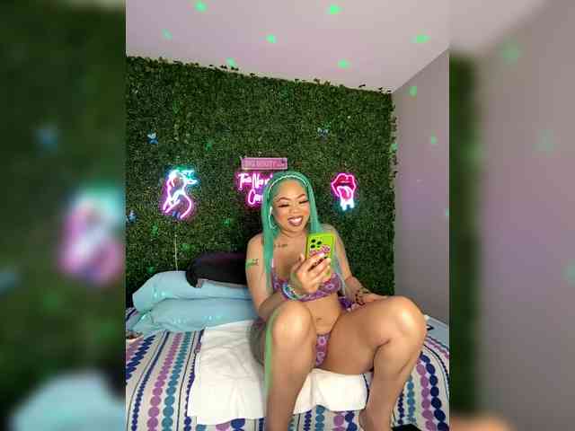 SarenaSoThick webcam