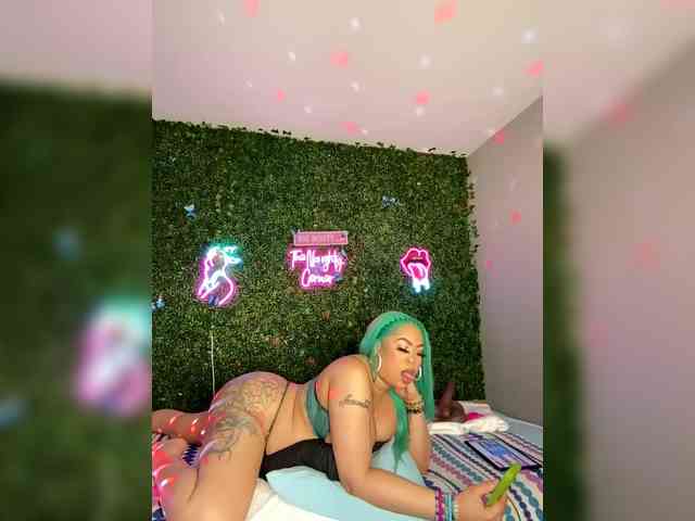 SarenaSoThick webcam