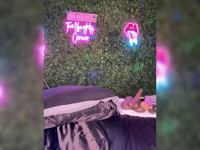 SarenaSoThick webcam