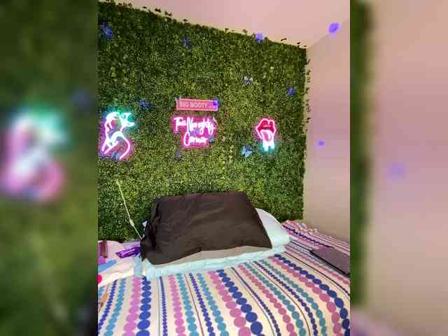 SarenaSoThick webcam