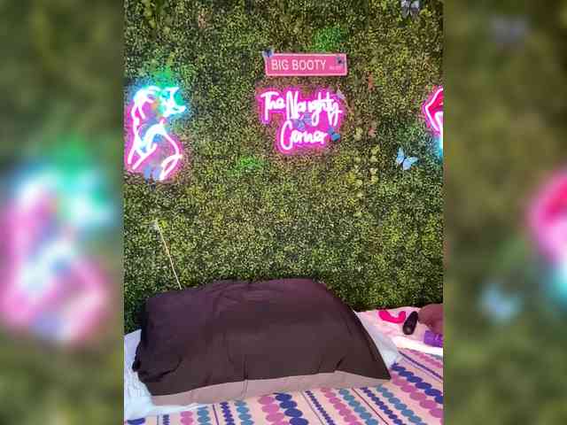 SarenaSoThick webcam