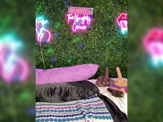 SarenaSoThick webcam