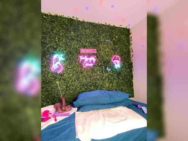 SarenaSoThick webcam