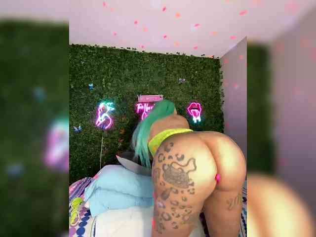 SarenaSoThick webcam