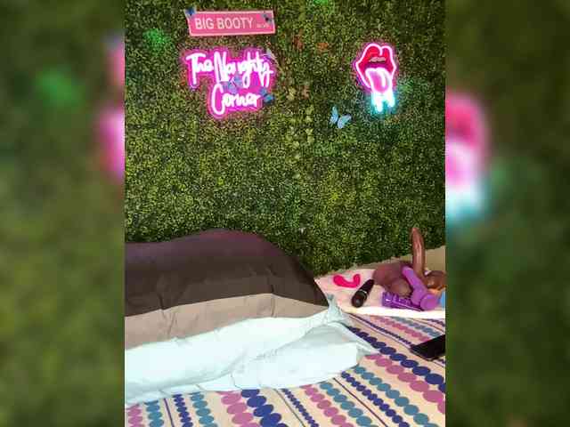 SarenaSoThick webcam