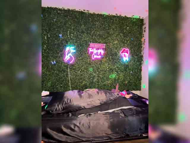 SarenaSoThick webcam