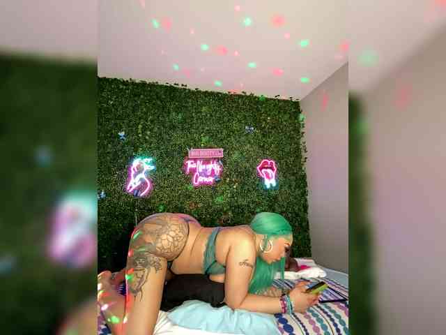 SarenaSoThick webcam