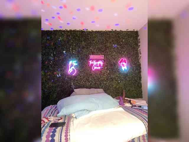 SarenaSoThick webcam