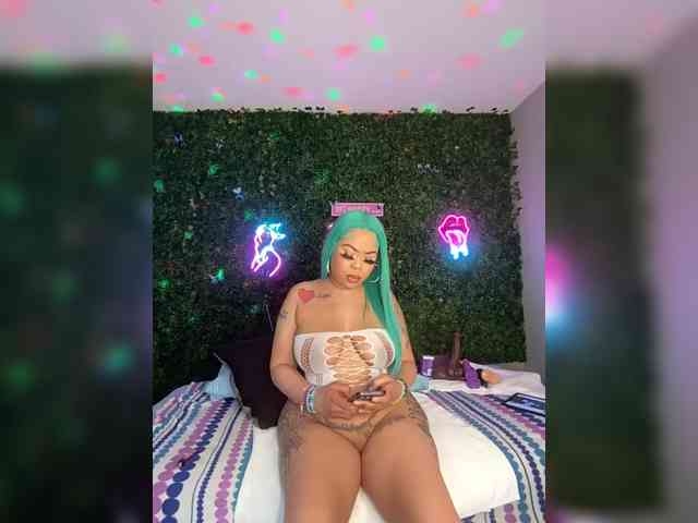 SarenaSoThick webcam