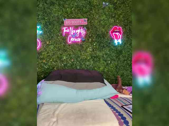 SarenaSoThick webcam