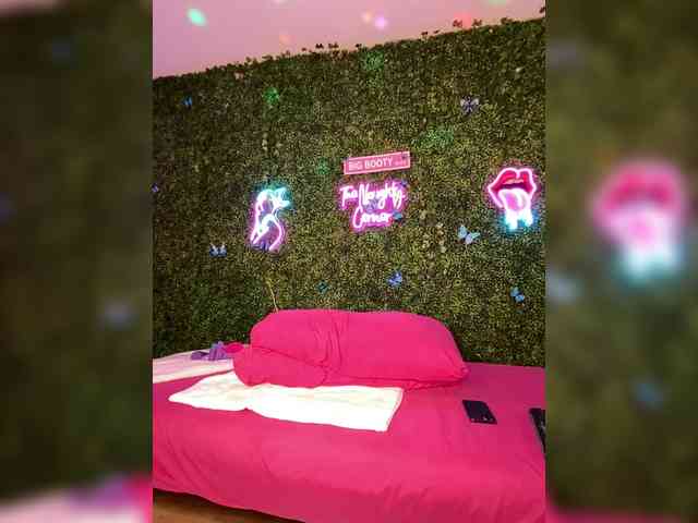 SarenaSoThick webcam