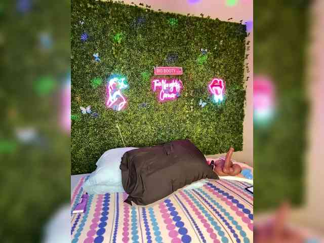 SarenaSoThick webcam