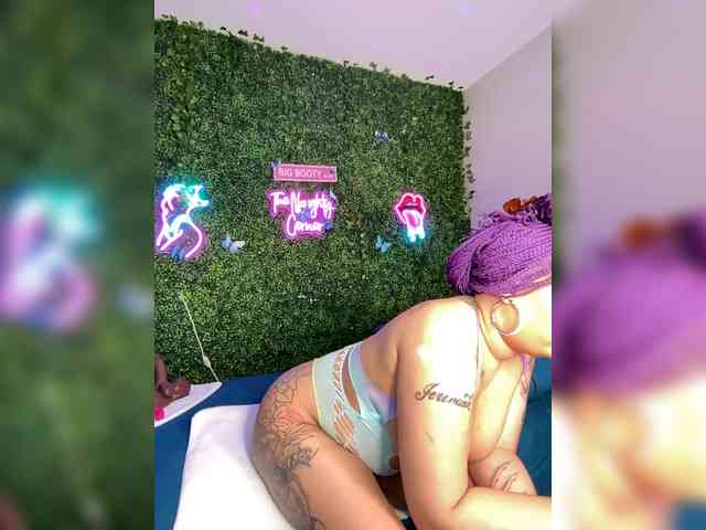 SarenaSoThick webcam