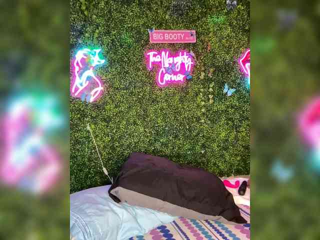 SarenaSoThick webcam