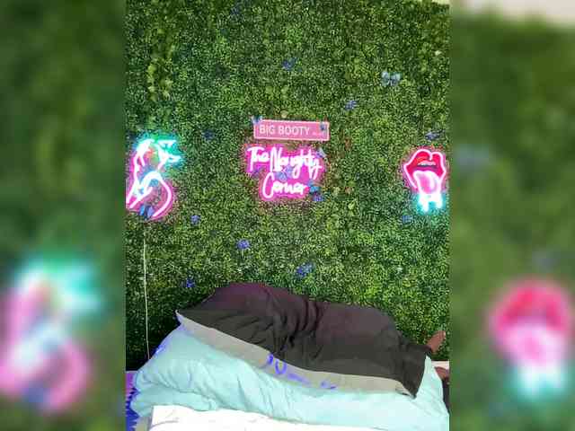 SarenaSoThick webcam