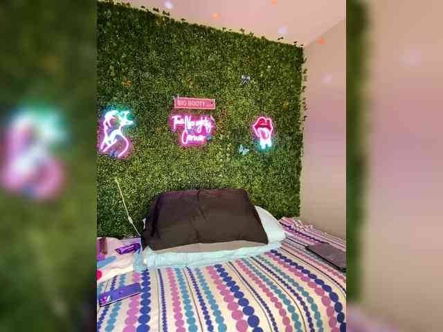 SarenaSoThick webcam