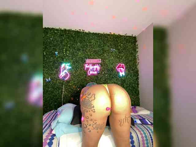 SarenaSoThick webcam