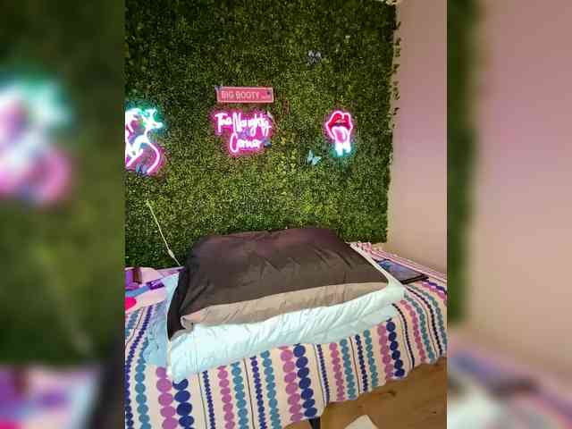 SarenaSoThick webcam