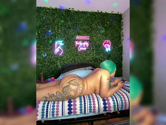 SarenaSoThick webcam